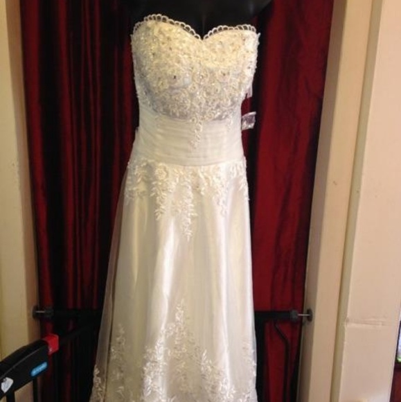 Dresses & Skirts - Never worn brand new wedding dress
